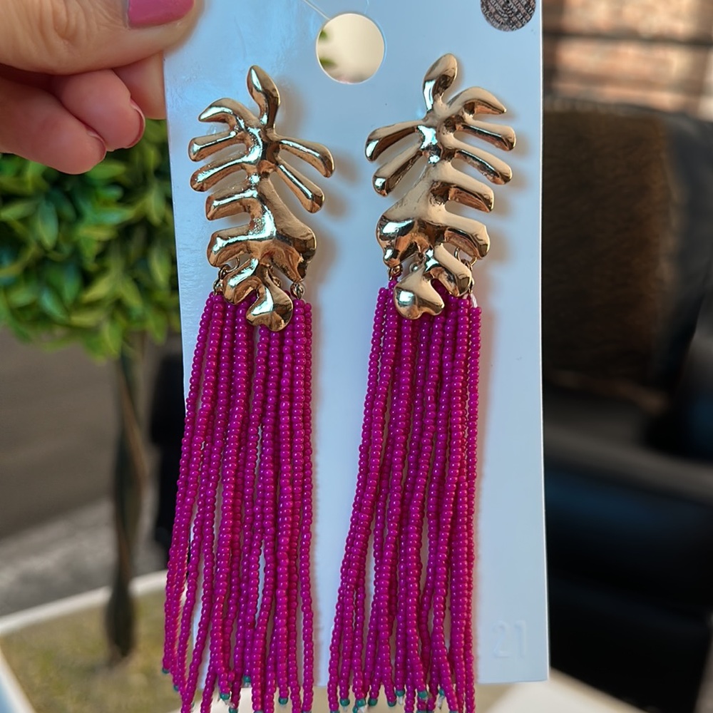BEAUTIFUL BRAND NEW SHINY GOLD LEAF AND FUSHIA TASSEL EARRINGS FOREVER 21!
